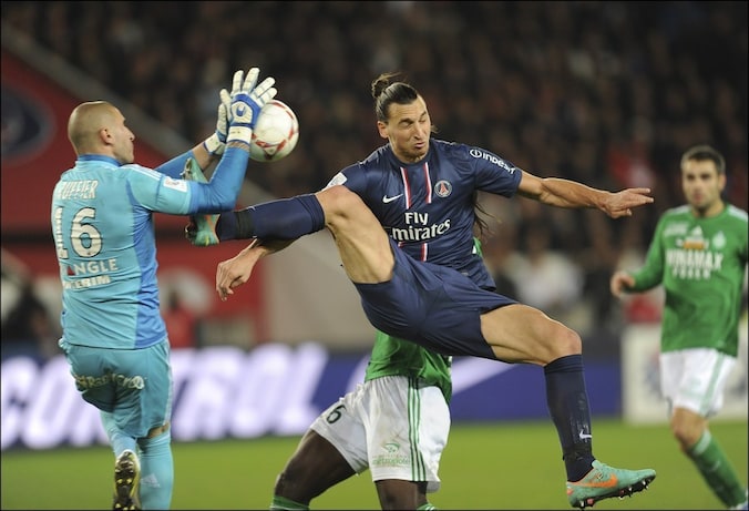 Stephane Ruffier, de doelman van Saint-Etienne, incasseerde de wilde trap.