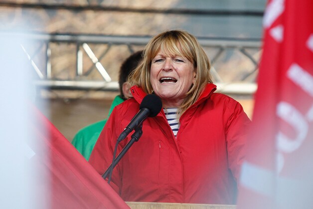 Lovende woorden van Anne Demelenne voor vicepremier Laurette Onkelinx (PS).