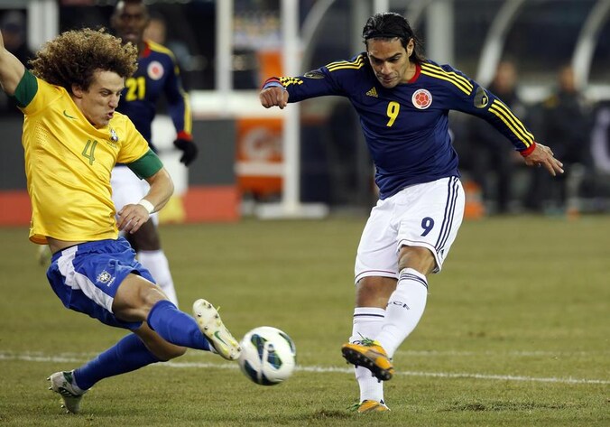 Falcao (R) met Colombia in actie tegen Brazilië en misschien zijn toekomstige ploegmaat David Luiz.