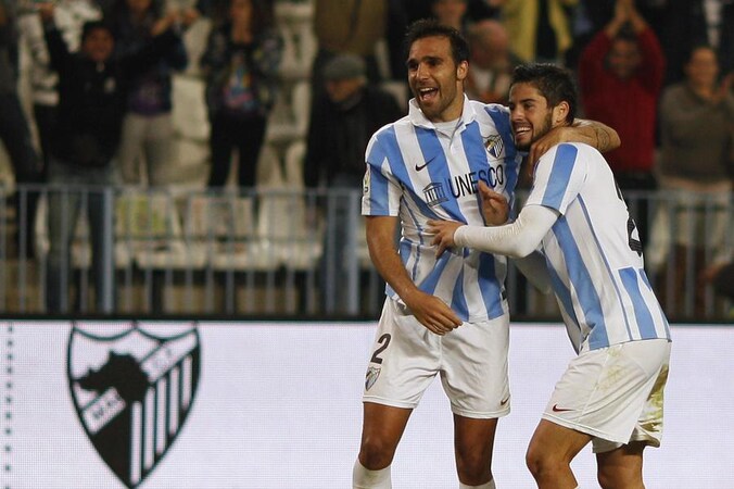Isco (rechts) wordt gefeliciteerd door Jesus Gamez.