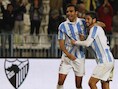 Isco (rechts) wordt gefeliciteerd door Jesus Gamez.