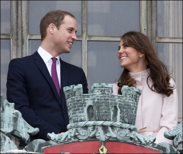 Kate en William kijken stralend naar elkaar.