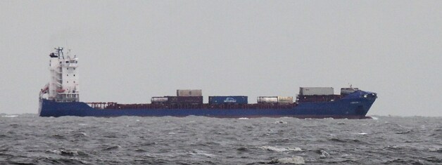 De Corvus J, het schip dat met de Baltic Ace botste, komt er redelijk ongeschonden van af.