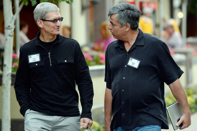 De alarmbellen zullen ongetwijfeld rinkelen bij Apple, op deze foto CEO Tim Cook met zijn SVP, Eddy Cue.