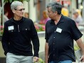 De alarmbellen zullen ongetwijfeld rinkelen bij Apple, op deze foto CEO Tim Cook met zijn SVP, Eddy Cue.