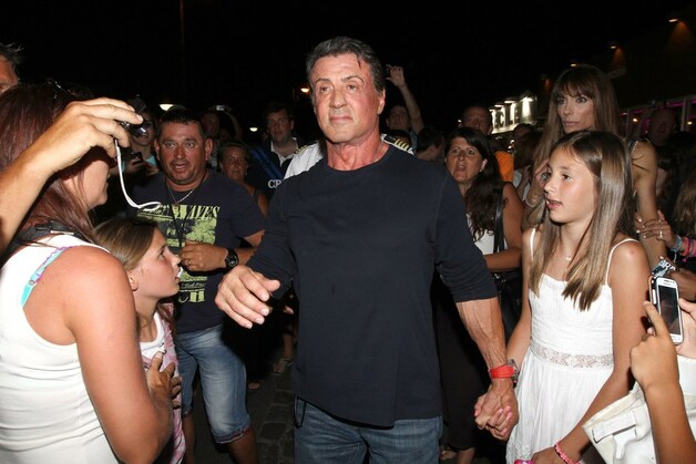 'Sly' met echtgenote en dochters in Saint-Tropez.