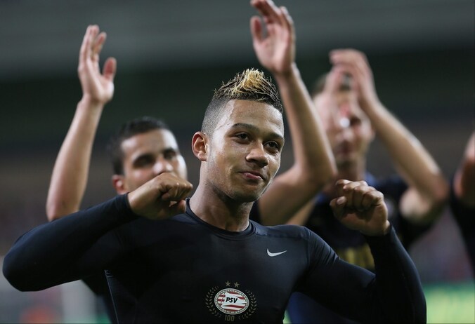 PSV viert de zege op Zulte Waregem.