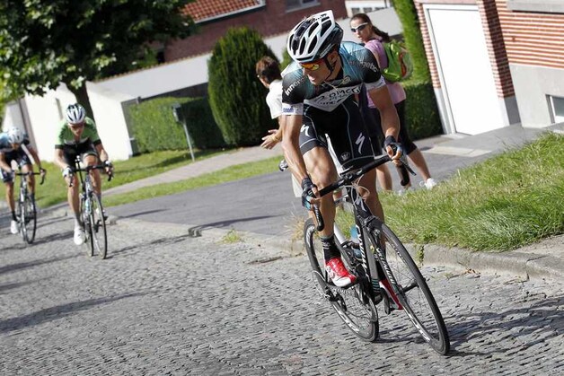 Stybar kijkt even om op de Denderoordberg en ziet dat ook Lars Boom niet op zijn wiel geraakt.
