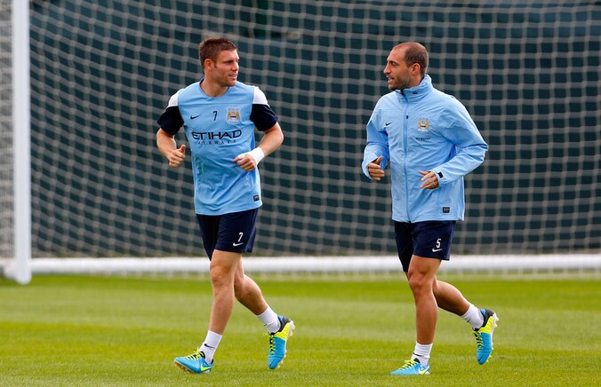Pablo Zabaleta (r) op de training bij City met James Milner.