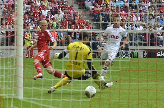 Robben mikt na een fraaie solo door de benen van Schäfer.