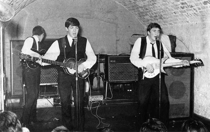 The Beatles op 22 augustus 1962 in The Cavern Club, waar de groep in de beginjaren van haar carrière bijna 300 keer zou optreden.