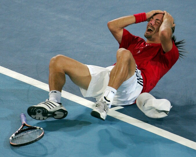 Nicolas Massu bij het behalen van zijn gouden medaille in 2004
