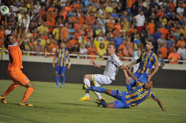 Naessens werkt de winning goal langs Pardo.