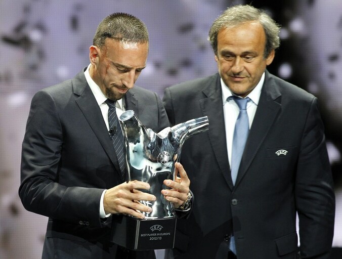 Michel Platini (r) met Bayern München-speler Franck Ribéry.