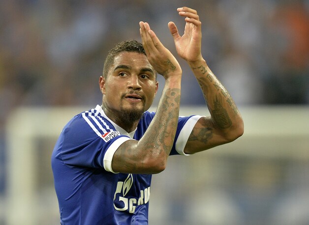 Boateng nam Schalke bij de hand voor zijn eerste zege