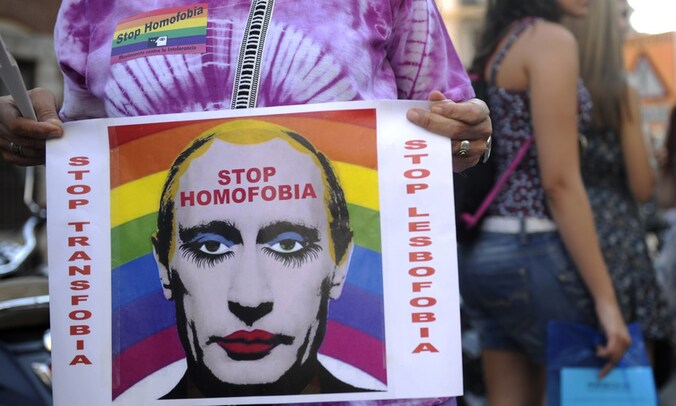 Protest in Madrid eerder deze week tegen de homowetten van president Poetin.