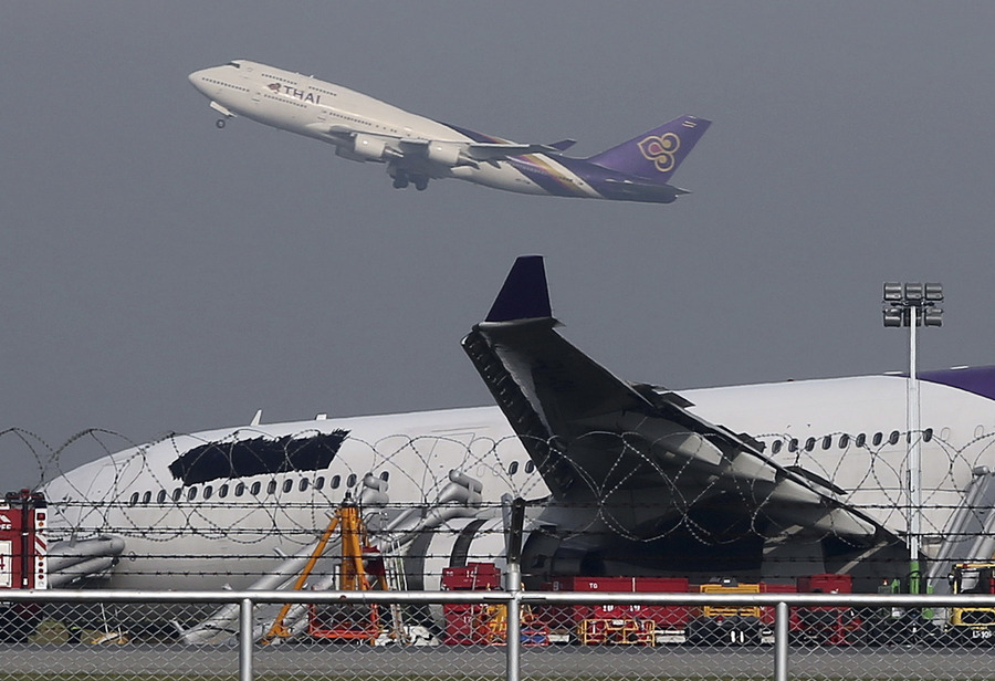 Op de foto is goed te zien hoe het logo van Thai Airways is verwijderd.