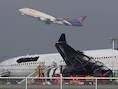 Op de foto is goed te zien hoe het logo van Thai Airways is verwijderd.