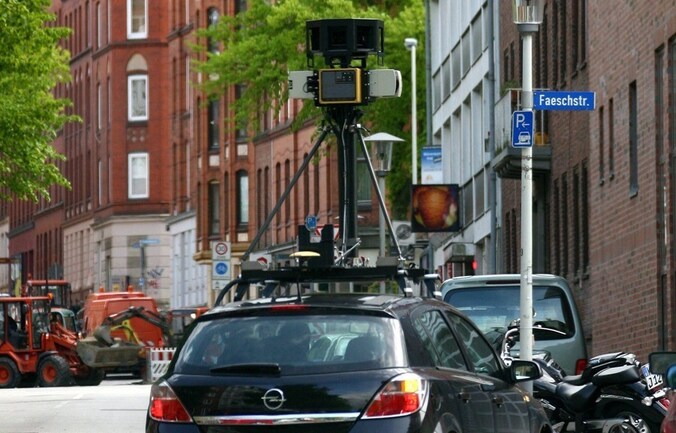 Een auto die opnamen maakt voor Google Street View in 2009 in het Duitse Kiel.