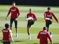 Alderweireld (rechts) zit (nog) niet in de kern, Courtois is er naar goede gewoonte wel bij.