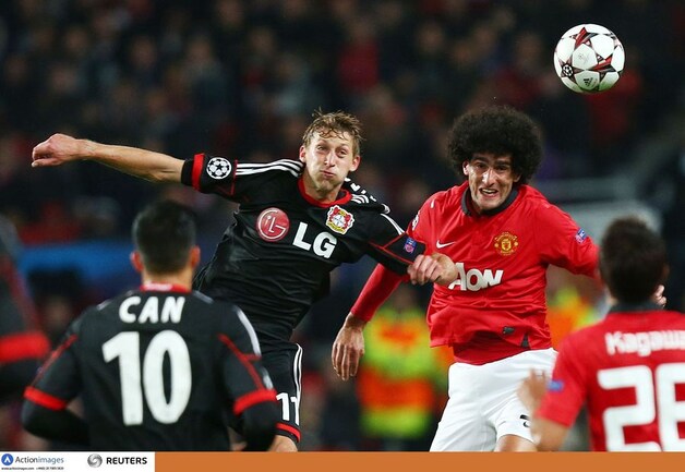 Fellaini gaat het duel aan met Kiessling.