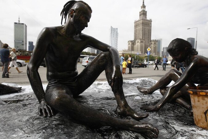 Activisten van Greenpeace protesteren tegen Gazprom en Shell in Warschau.