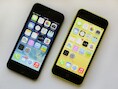 De nieuwe iPhone 5s (links) en de iPhone 5c, in het geel.