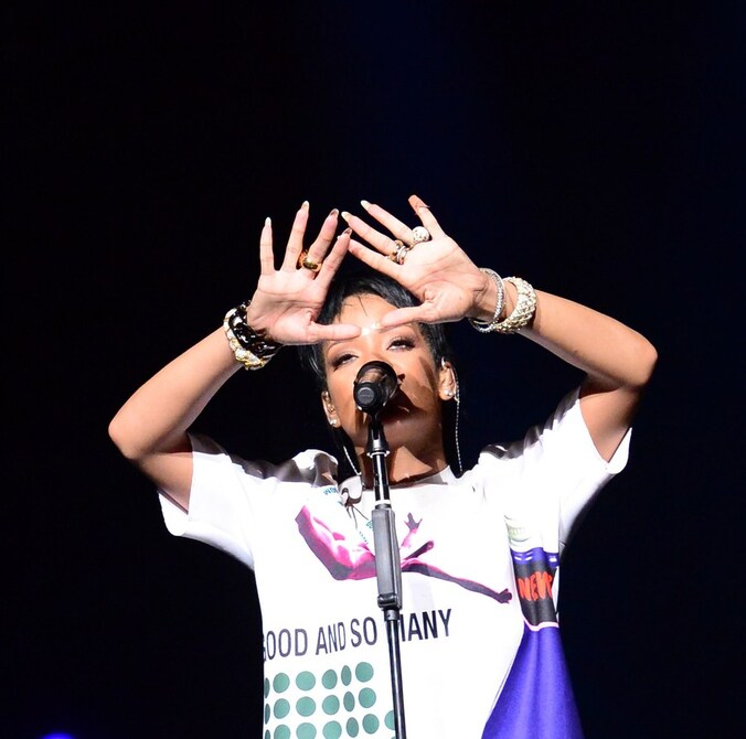 Rihanna stelt fans teleur in Singapore, die claimen dat ze stoned was en niet live zong.