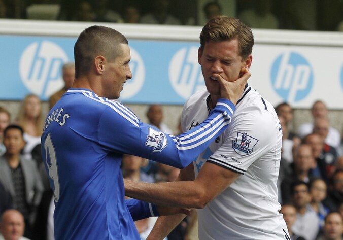 Fernando Torres grijpt Jan Vertonghen in het gezicht.