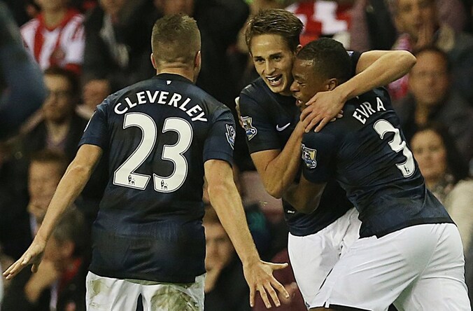 Januzaj omarmt Evra na zijn assist bij de 1-1.