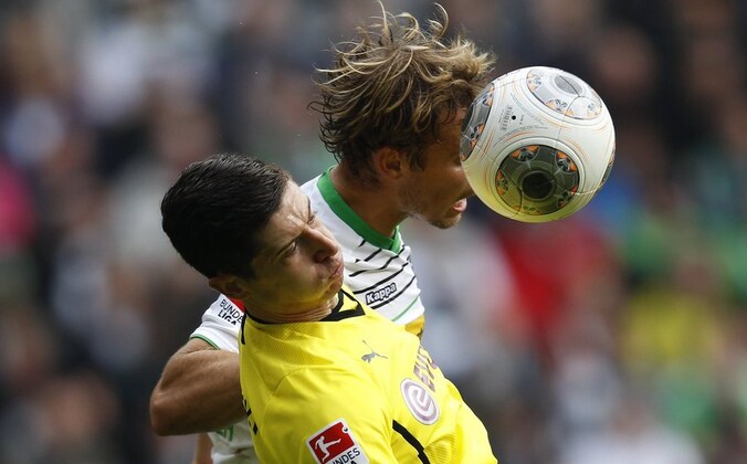 Tony Jantschke wint het kopbalduel tegen Robert Lewandowski.