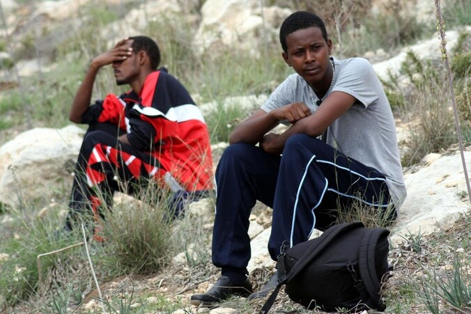 Migranten in het tijdelijk opvangcentrum op Lampedusa.