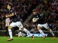 Rooney rent achter Januzaj om hem te feliciteren.