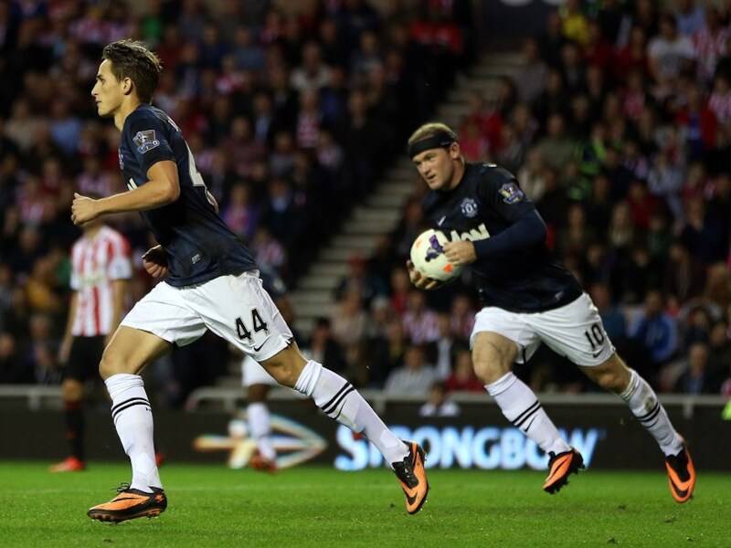 Rooney rent achter Januzaj om hem te feliciteren.