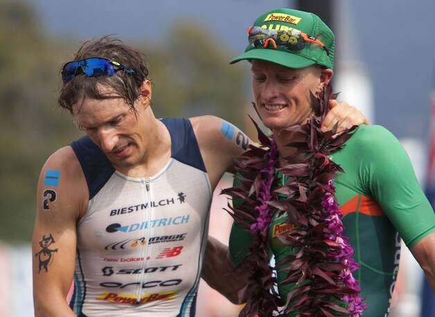 Luke McKenzie (rechts) en Sebastian Kienle, nummer twee en drie in de Ironman.