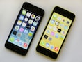 Een iPhone 5S en een iPhone 5C.