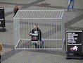 Een sympathisant van de Nederlandse Greenpeace-activist Mannes Ubels, een van de 30 die vasten zit in het Russische Moermansk, demonstreert op de Grote Markt in Groningen. De Russische autoriteiten houden de zogenaamde Arctic 30 al een maand vast.