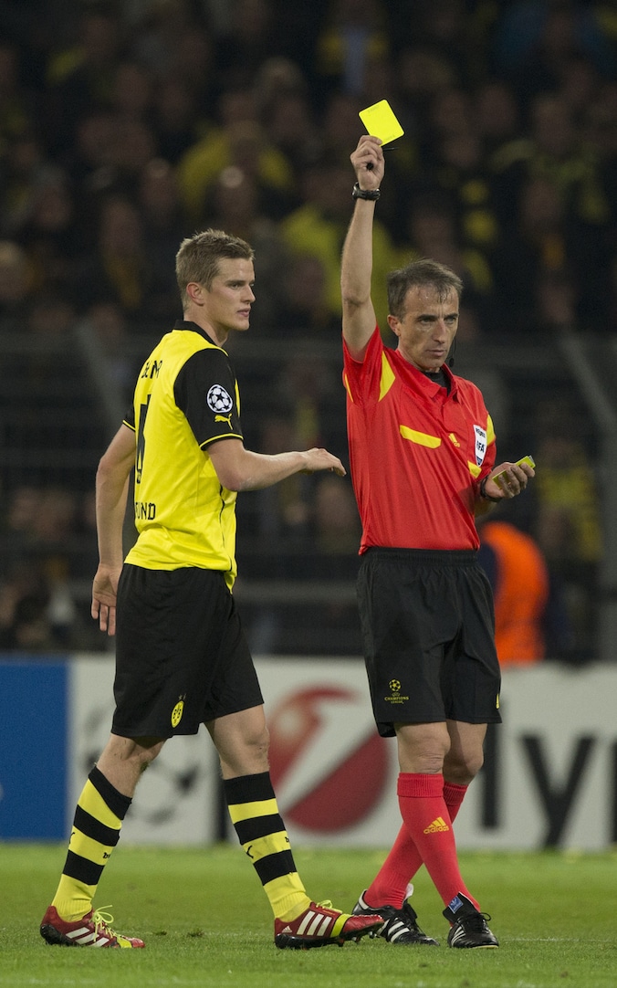 David Fernandez Borbalan trakteert Dortmund-middenvelder Sven Bender op geel.