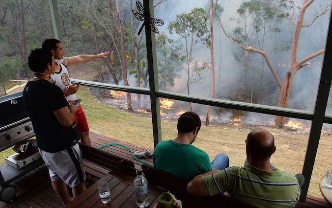 Inwoners van Faulconbridge, in de Blue Mountains, kijken vanaf de veranda naar een vuur dat dinsdag bewust is aangestoken om een corridor te creëren die grotere branden moet vermijden.
