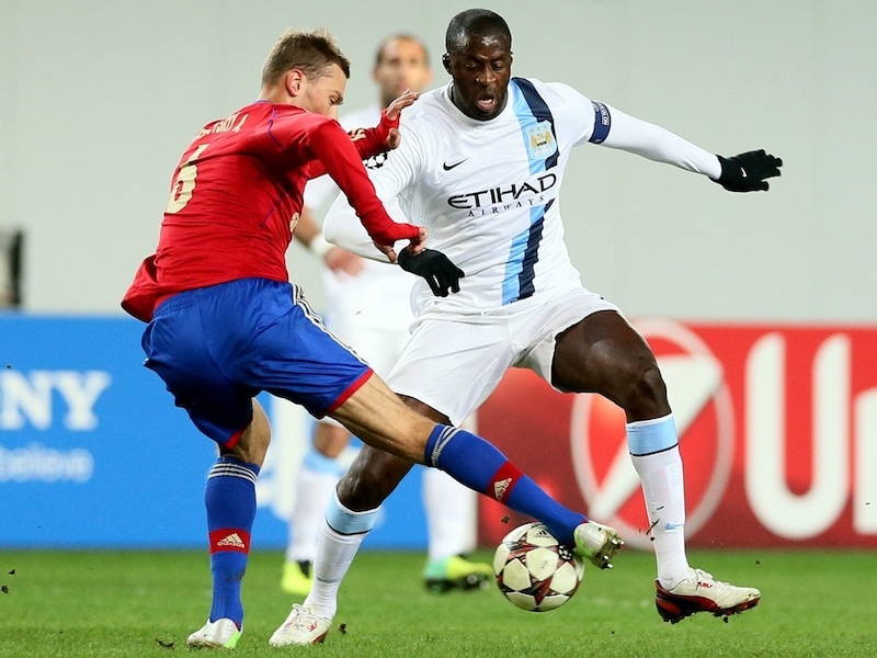 Yaya Touré (r) klaagde over oerwoudgeluiden van de fans van CSKA.