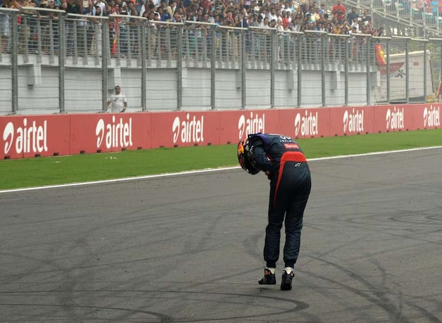 Diepe buiging van Vettel voor het publiek