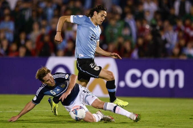 Biglia probeert hier Cavani de doorgang te versperren.
