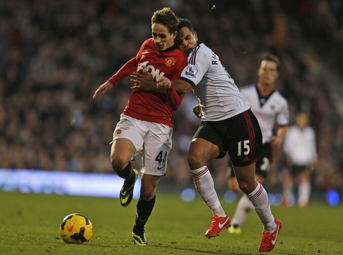Januzaj, hier in duel met Richardson, kreeg het hard te verduren in de partij tegen Fulham.