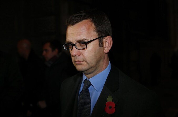 Voormalig News of the World-hoofdredacteur Coulson maandag bij het verlaten van de rechtbank.