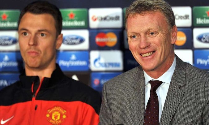 Jonny Evans naast coach David Moyes.