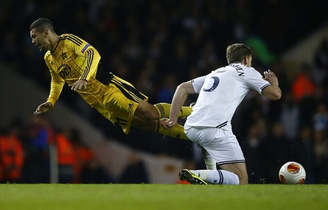 Vertonghen met een stevige charge op Ricardinho.
