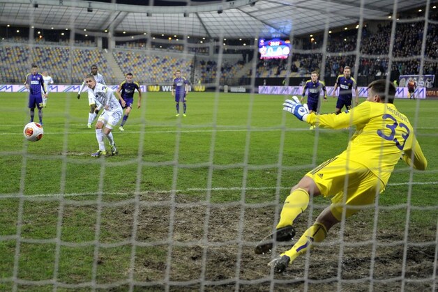 Thorgan Hazard vloerde Handanovic tegenvoets vanop de stip.