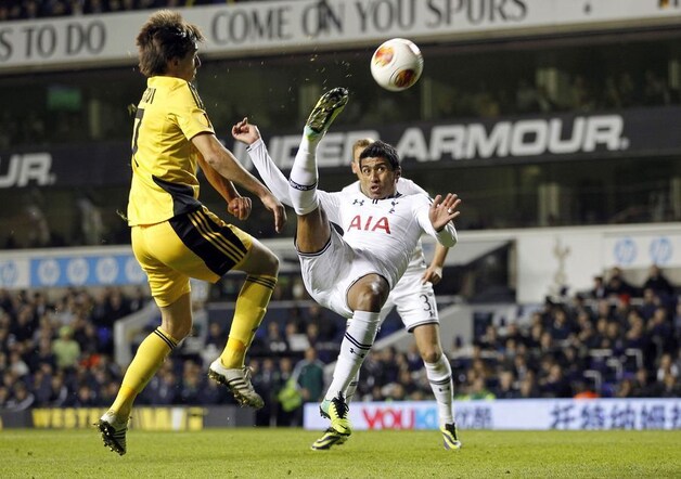 Paulinho met een acrobatische omhaal.