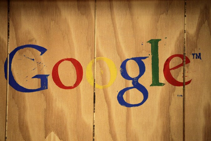 Google profiteert sterk van de achteruitgang van traditionele printmedia.