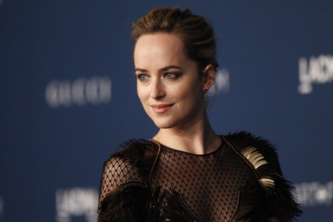 De 24-jarige Dakota Johnson speelt de rol van Anastasia Steele, een werkneemster van Grey die zich graag tot de kinky seks laat verleiden.